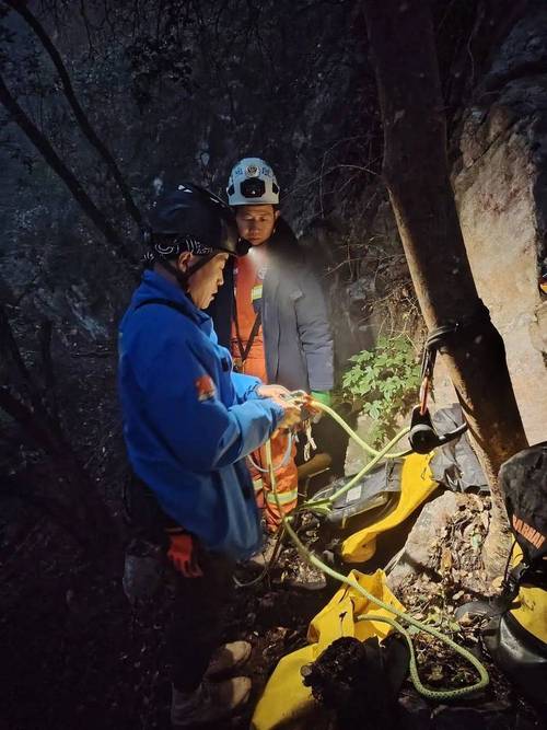 爬山拍照时坠崖身亡,爬山拍照时坠崖身亡视频